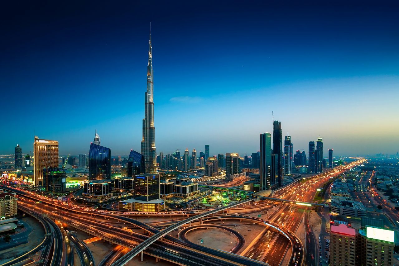 Autobahn durch die Wüste nahe Dubai