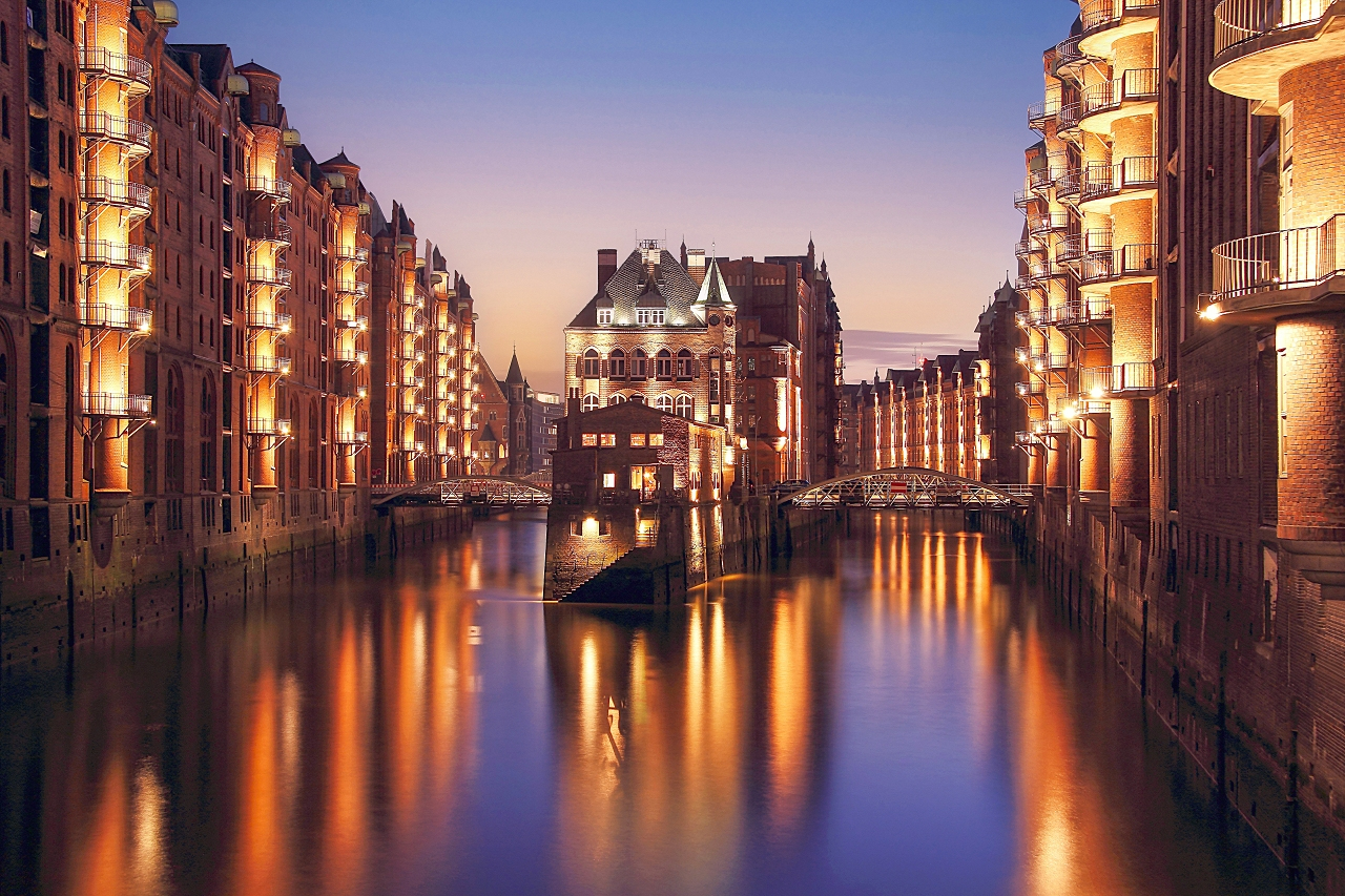 Wasserkanäle und Wohnhäuser in Hamburg